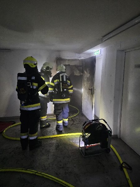 Nächtlicher Kellerbrand in Mehrparteienhaus in Villach-Perau (Bild 2)
